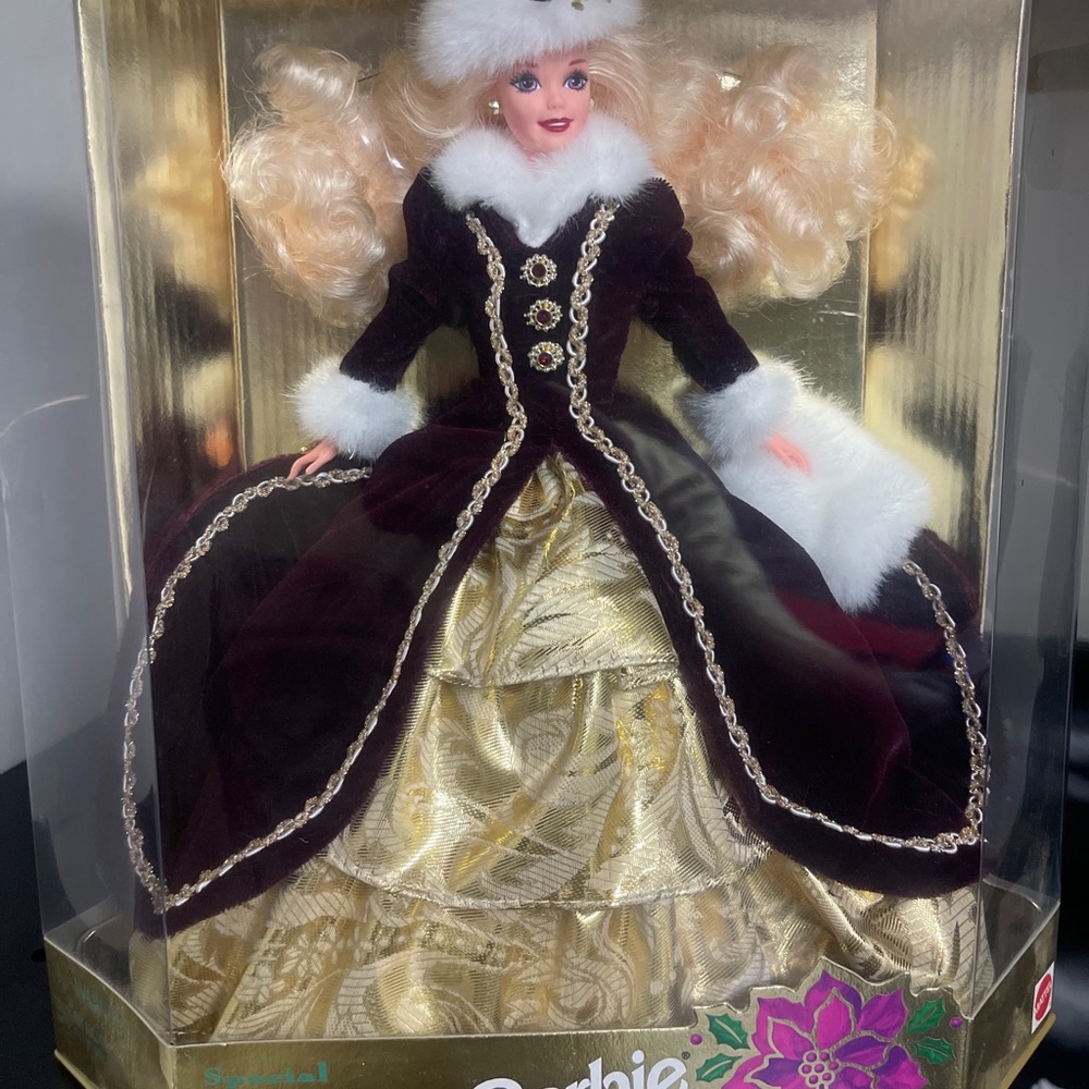 HAPPY HOLIDAYS SPECIAL EDITION BARBIE. VERY NICE COLLECTORS CHOICE.